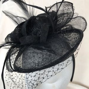 Gorgeous Fascinator Hat Black w/feathers